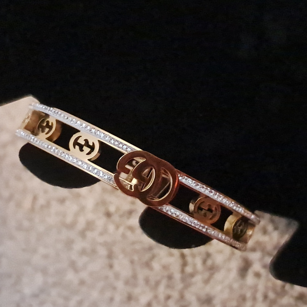 Chic Gold and Black Bracelet - Picture 2 of 3